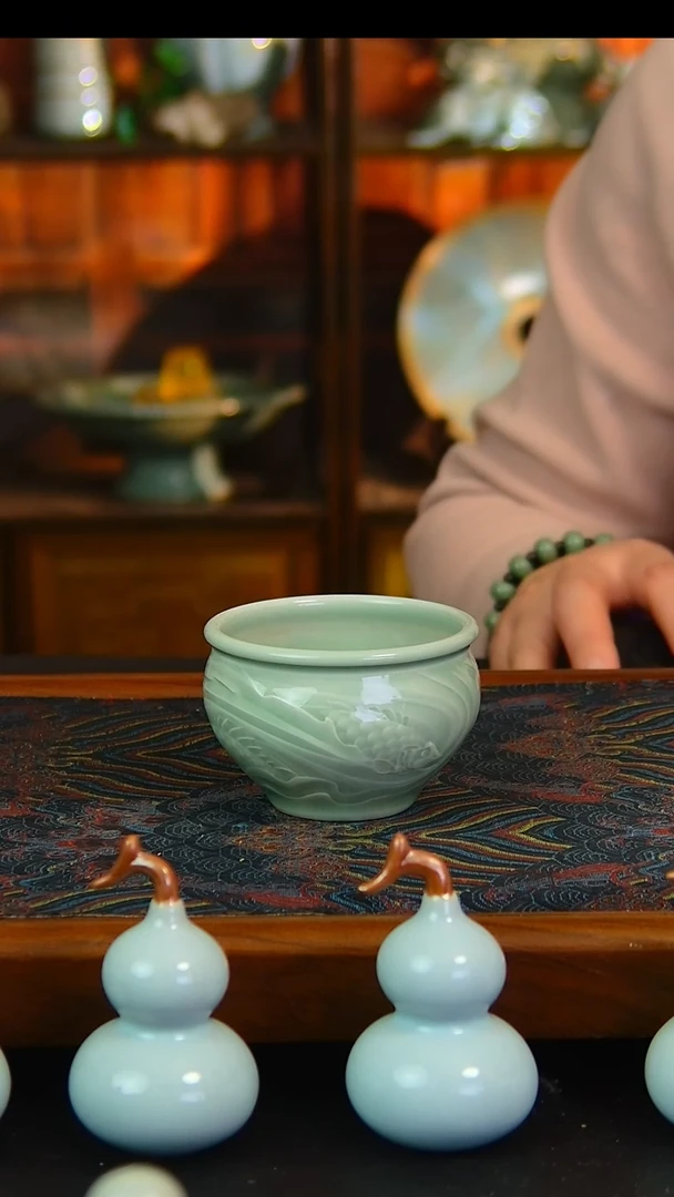 瓷片豆绿雕刻如鱼得水主人杯，微瑕