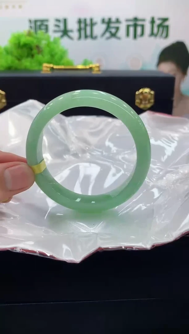 翡翠手镯未镶嵌手镯