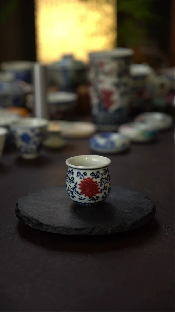 景德镇全手工手绘青花釉里红缠枝莲吨吨杯