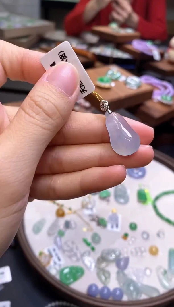 翡翠18K金镶嵌颈饰福瓜