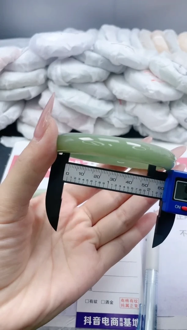 【闪购商品】石英质玉手镯未镶嵌50/59.9