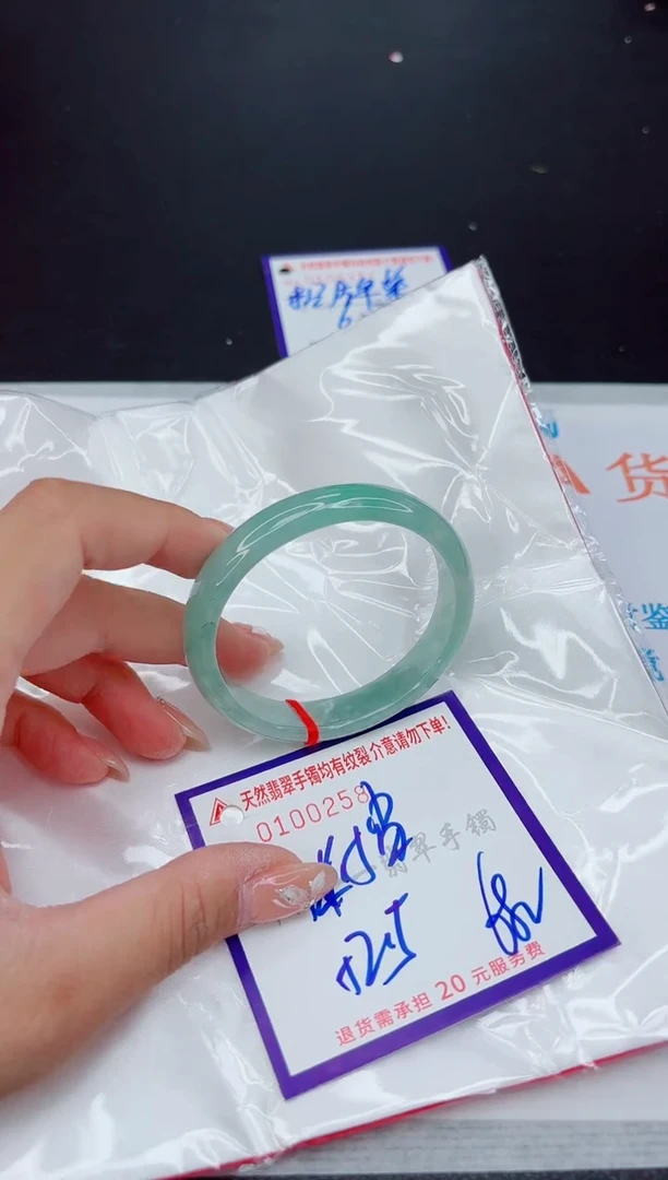 翡翠手镯未镶嵌1