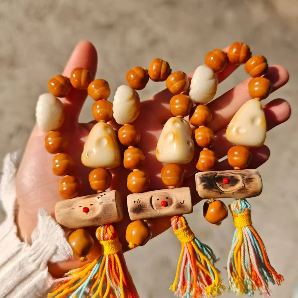 猴头葫芦搭配象牙果和红鼻子小人可爱小手捻