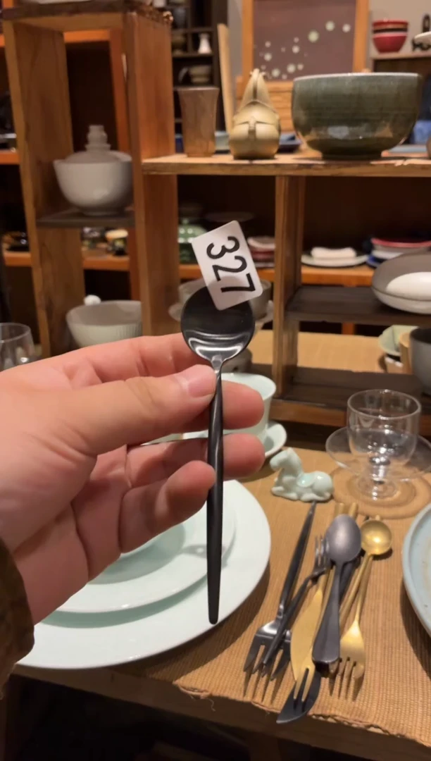瓷片氵327 黑色小勺1个