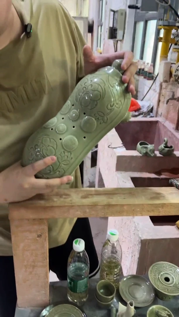 耀州窑青瓷长寿龟枕头