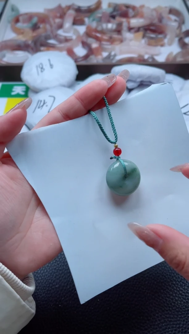 【闪购商品】石英质玉手镯未镶嵌天山翠浓平安扣