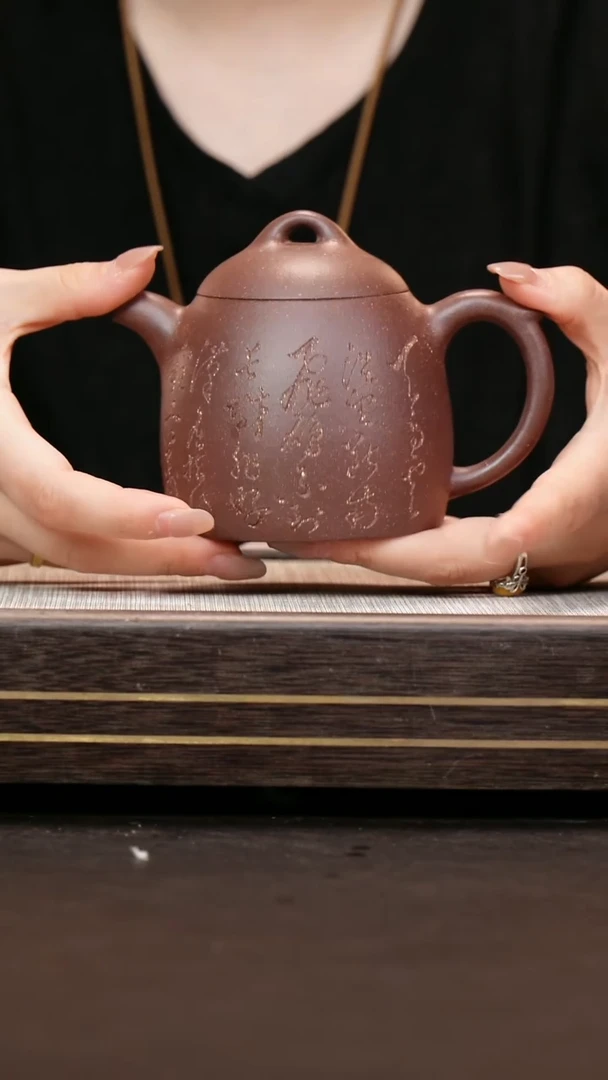 茶壶紫砂梨皮紫泥   秦权  刻绘款