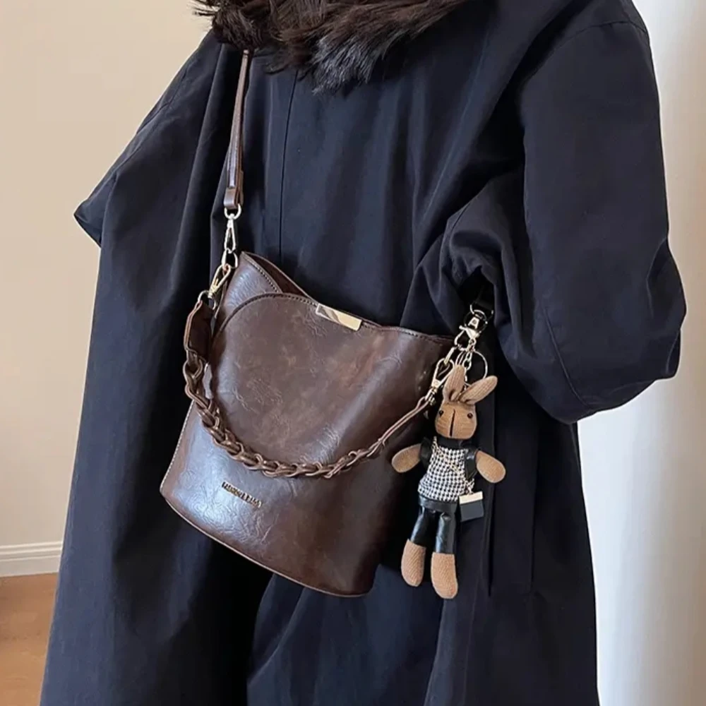 【新疆迪小兔女包】8169高级感水桶包时尚百搭女士斜挎包