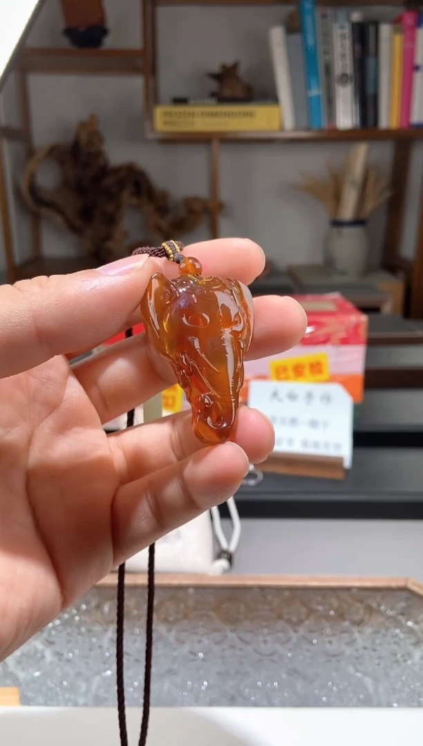 琥珀颈饰未镶嵌金棕红吉祥如意