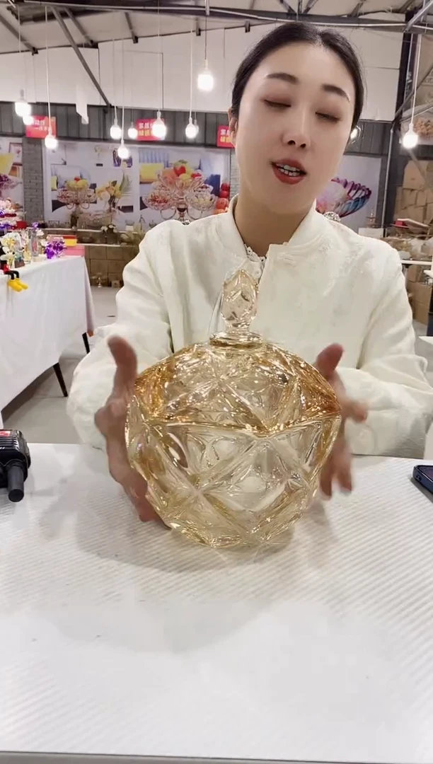 金色大号糖果罐一个