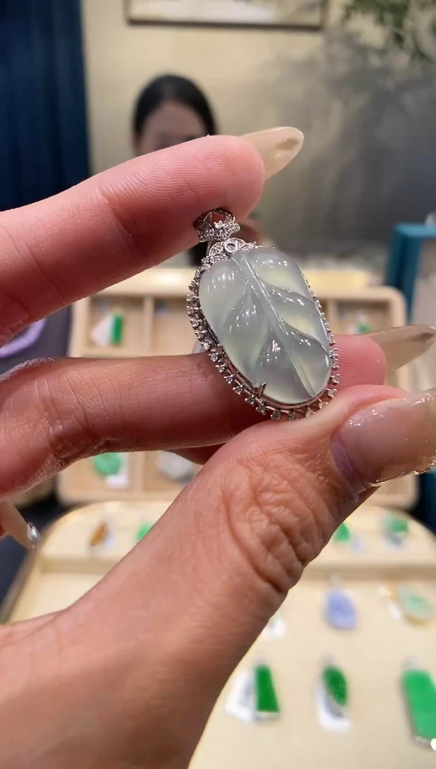 【闪购商品】翡翠吊坠(不含链)18K金镶嵌叶子