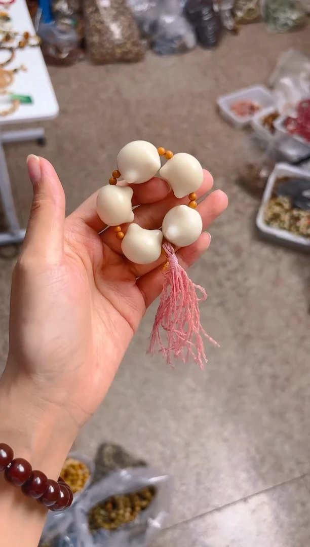 吊坠菩提根/象牙果白色猫猫头手捻带粉色流苏