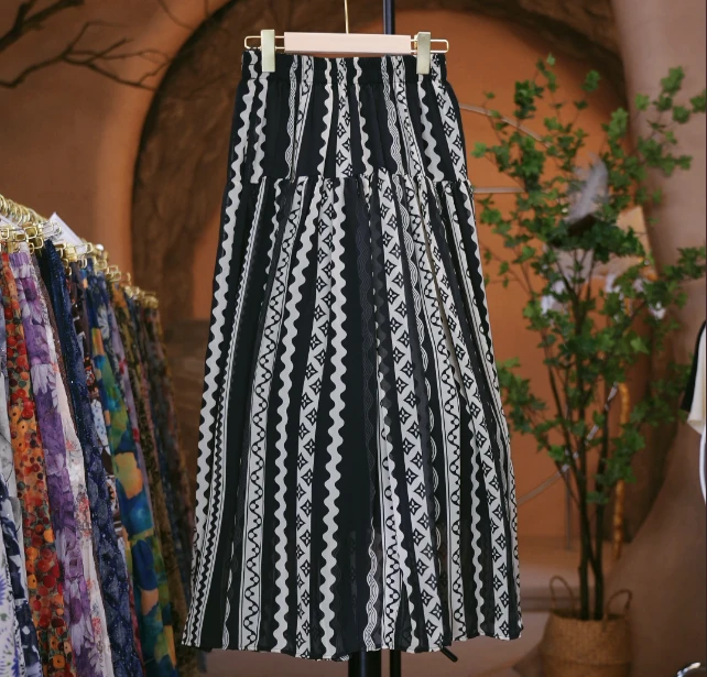 T12赫本2025夏季新款大裙摆碎花半身裙复古高腰显瘦长裙