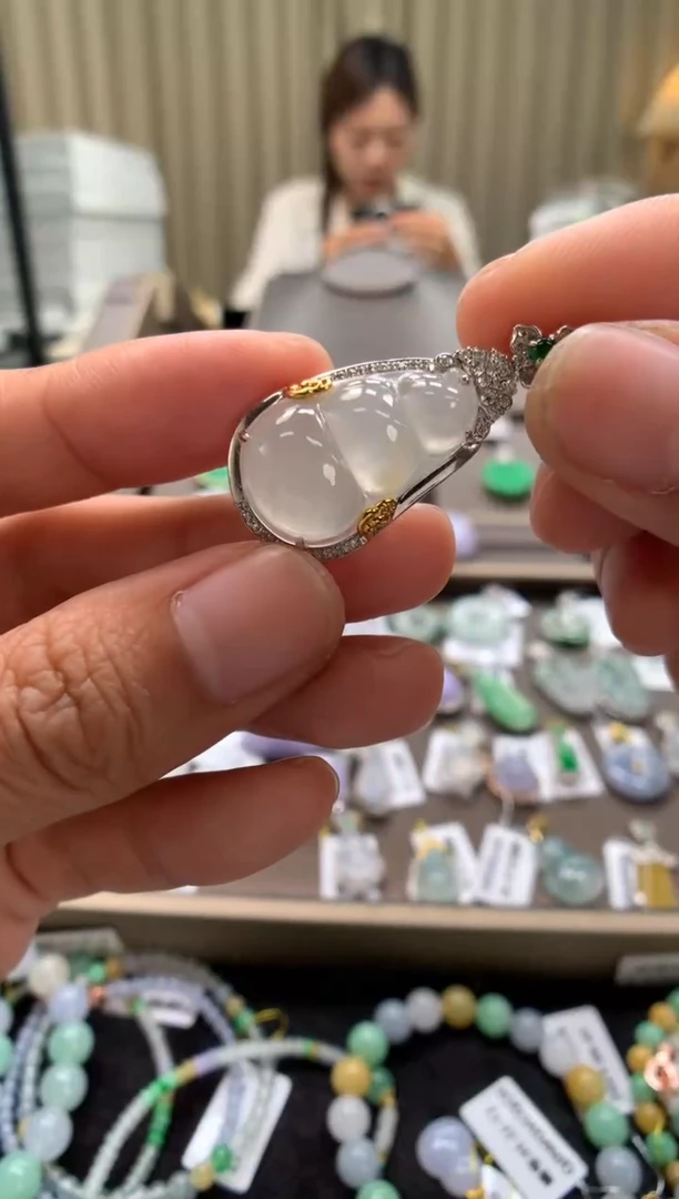 翡翠18K金镶嵌颈饰福豆