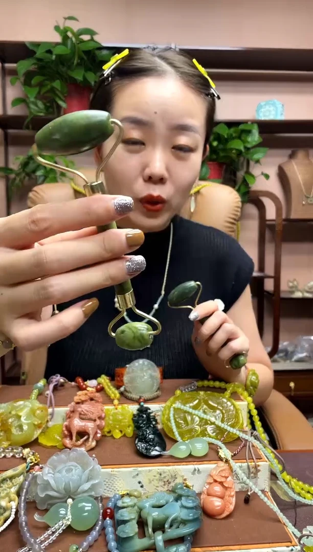 未镶嵌岫玉颈饰多样性发货发其中之一