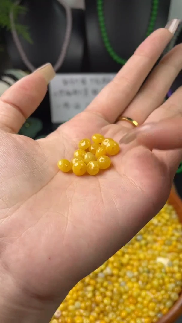 未镶嵌手串翡翠A货翡翠鸡油黄散珠多样性发