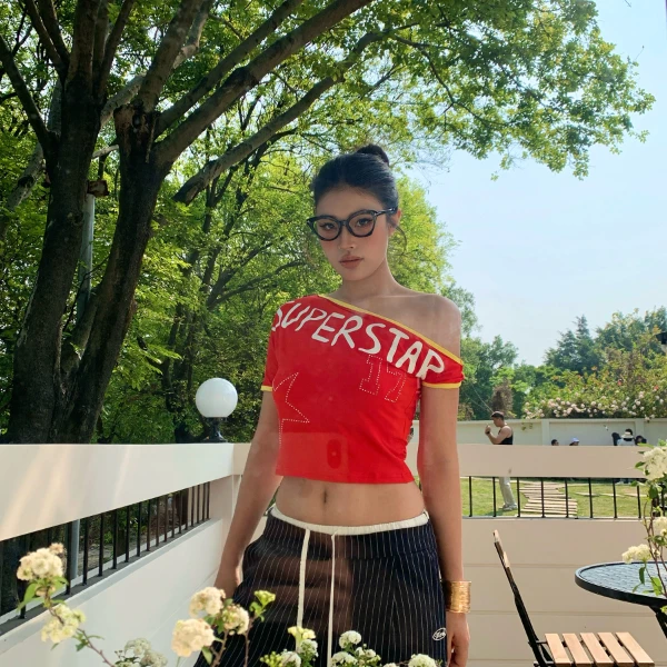 QYao Girls美式辣妹短款百搭字母印花烫钻斜肩漏检不规则T恤