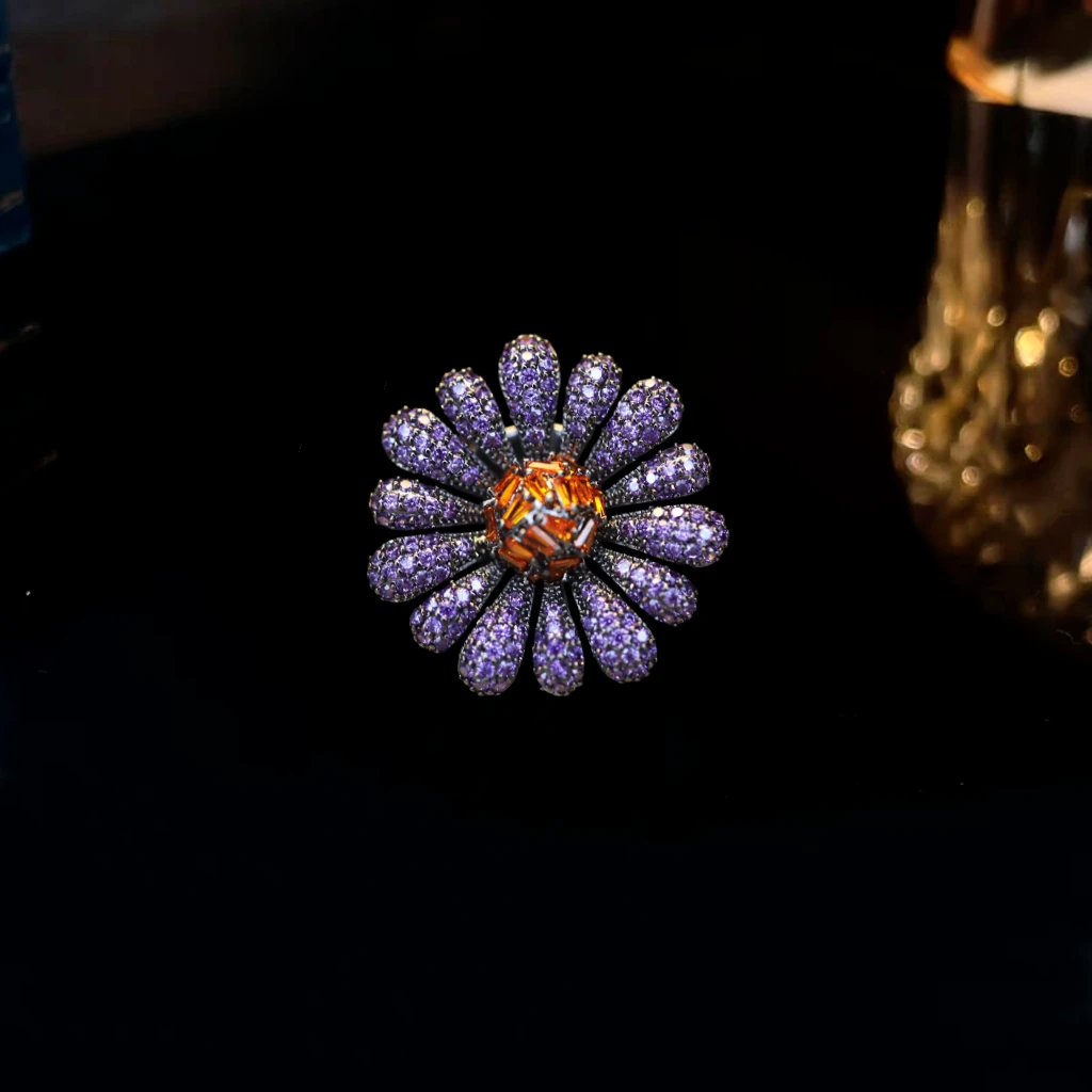 铜合成锆石胸针 紫韵幽菊轻奢高档雏菊奢华花朵胸针女配饰胸花