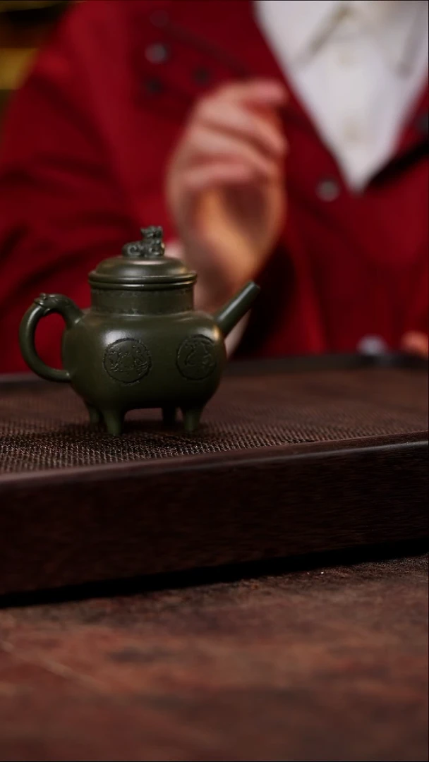 宜兴紫砂绿泥狮鼎壶200cc