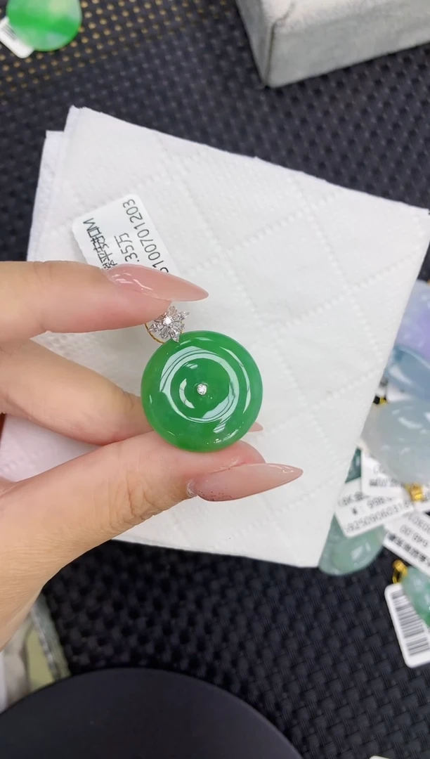 颈饰18K金镶嵌翡翠1111111111