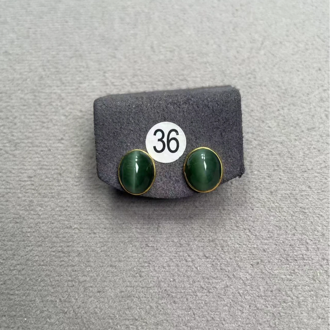 18k金镶和田碧玉精品黑猫一线天鸽子蛋耳钉