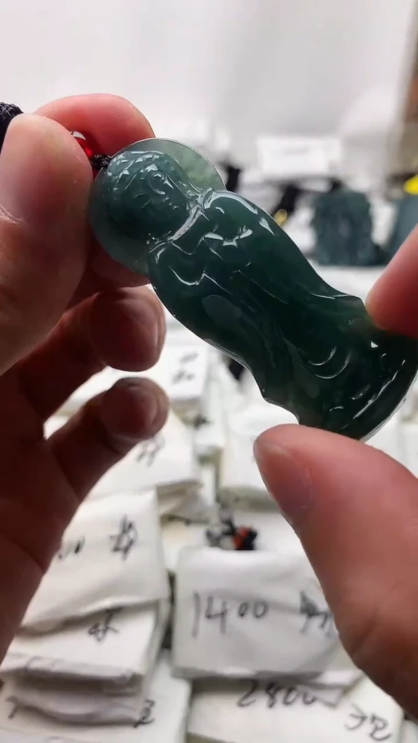 翡翠未镶嵌颈饰观音