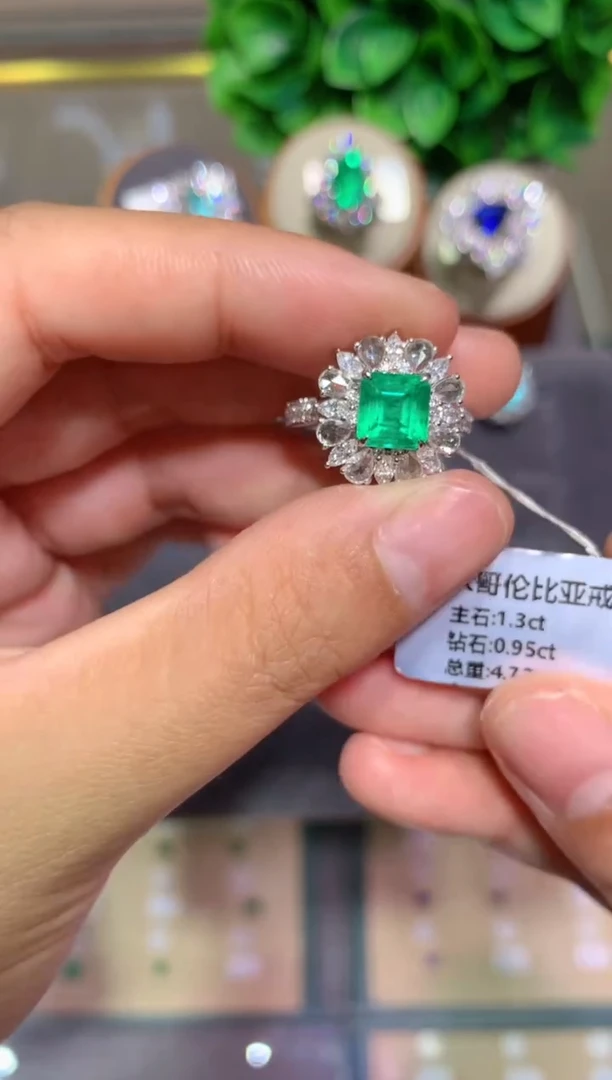 18K金镶嵌戒指祖母绿1.3ct