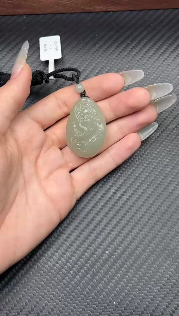 吊坠(赠链)未镶嵌和田玉且末微色差近矿吊坠