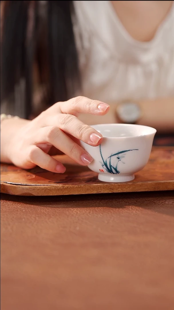 柴烧白瓷压手杯-兰花