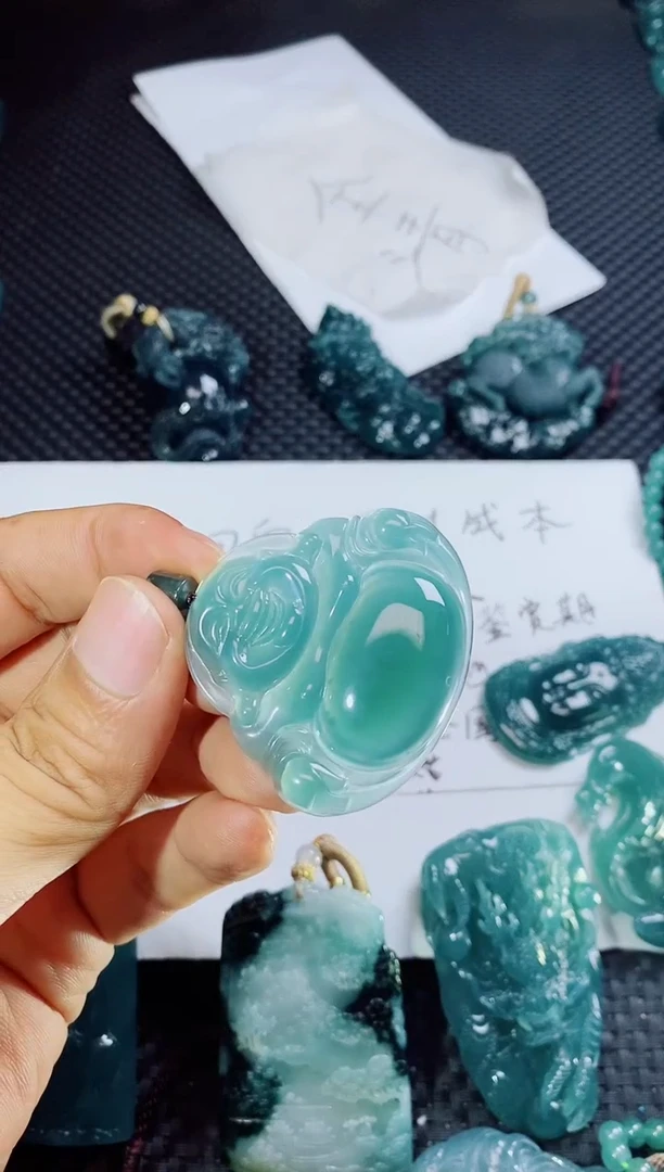 翡翠未镶嵌颈饰唐*胖