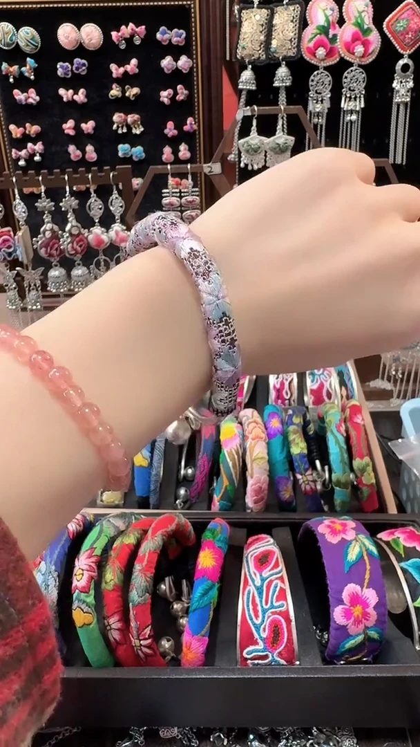 织绣 云织谣民族风精美饰品   210