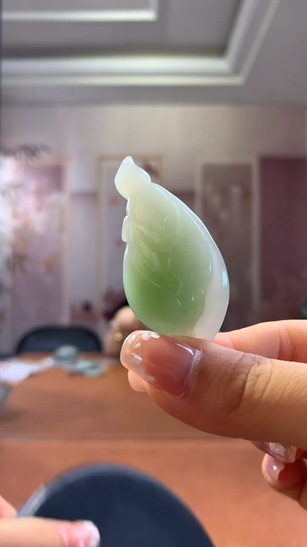 未镶嵌和田玉挂件白底翠青吊坠