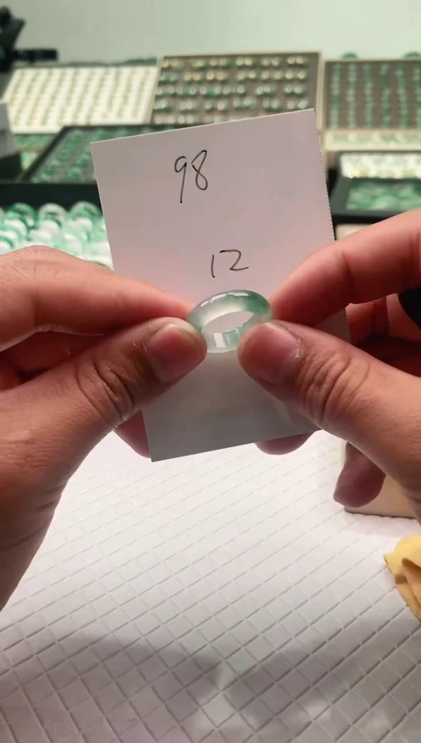 未镶嵌石英质玉（非洲翠）戒圈戒圈12