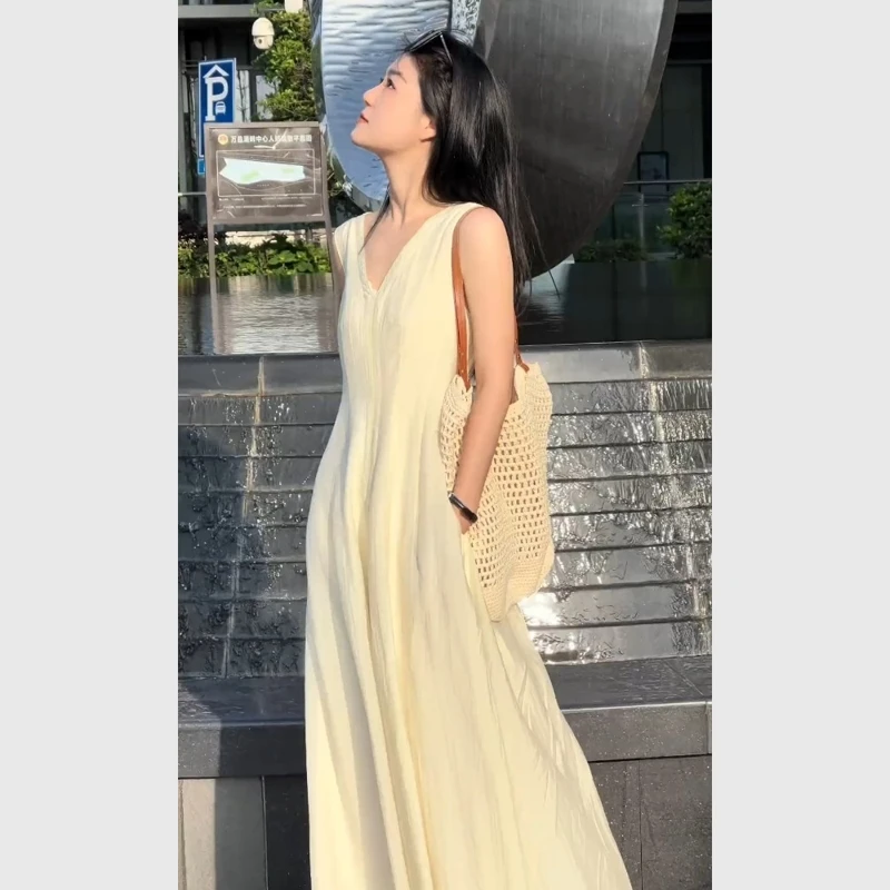 曲七2025夏季新款今年流行漂亮巨好看时尚高腰无袖米白色连衣裙女