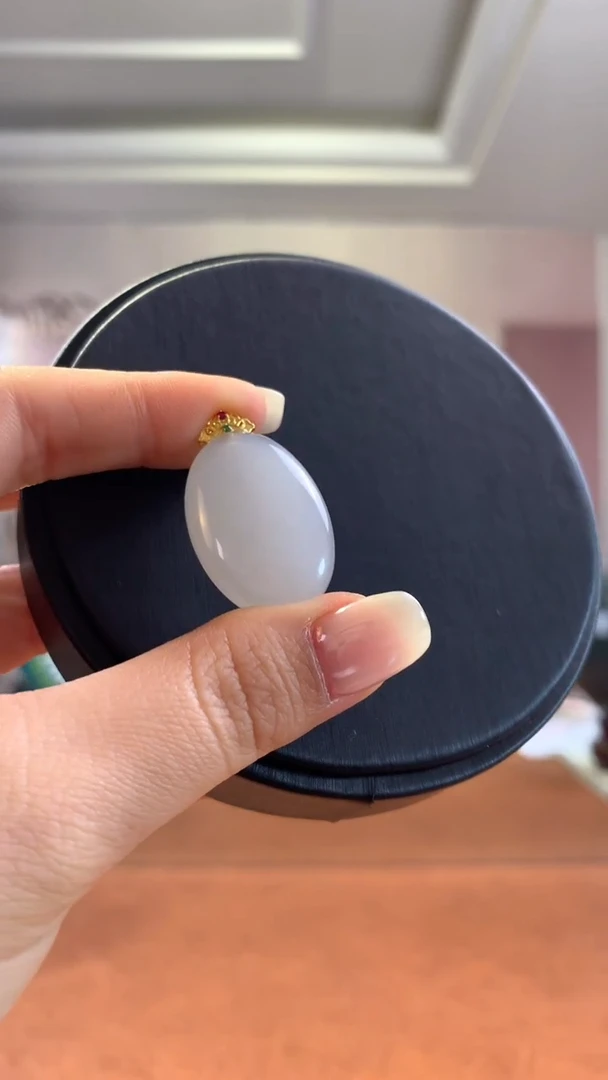 18K金镶嵌和田玉挂件白玉金镶蛋面吊坠