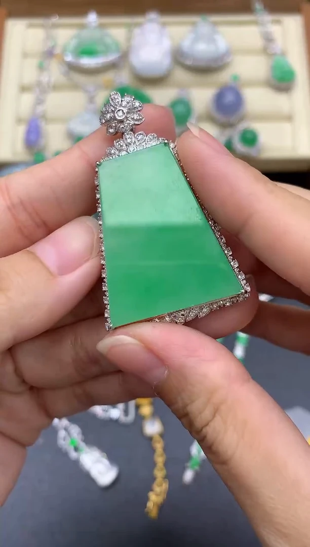 翡翠18K金镶嵌颈饰640-中国好珍宝