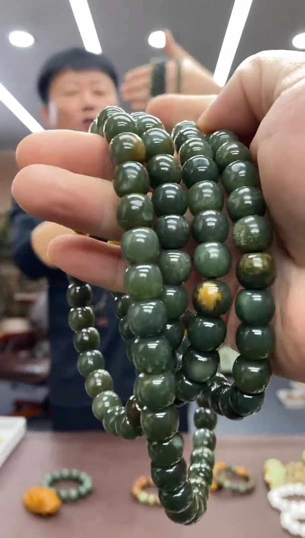 颈饰未镶嵌透闪石质玉108粒