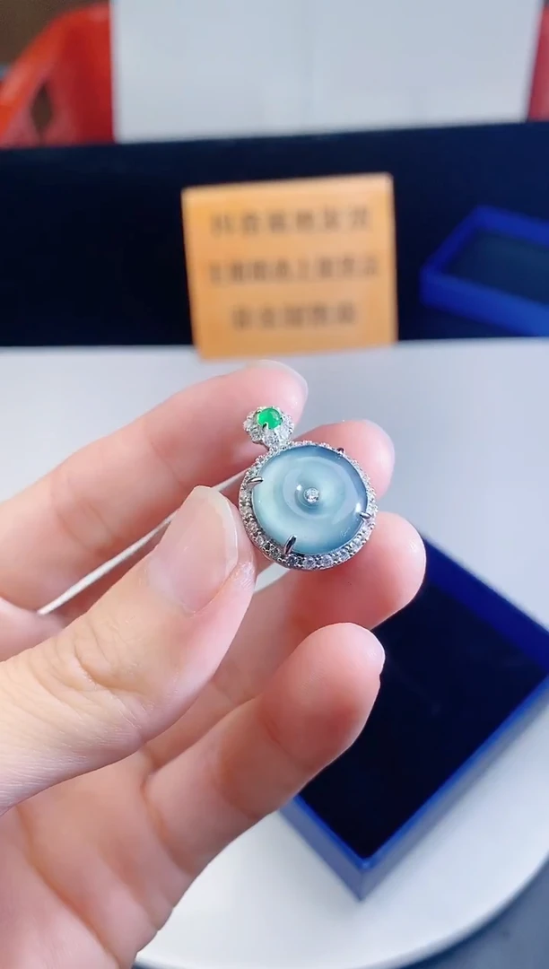 颈饰未镶嵌翡翠