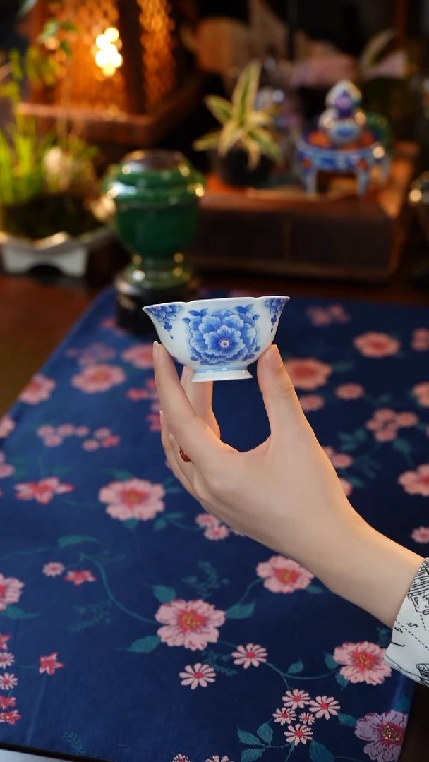 青花花卉杯
