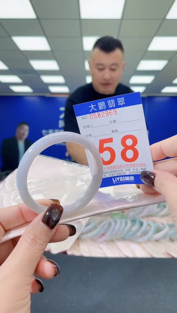 未镶嵌手镯翡翠 AAAAAAAAAA