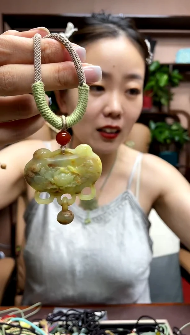 岫玉未镶嵌颈饰·1