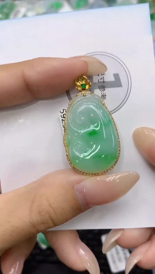 颈饰18K金镶嵌翡翠111111111111