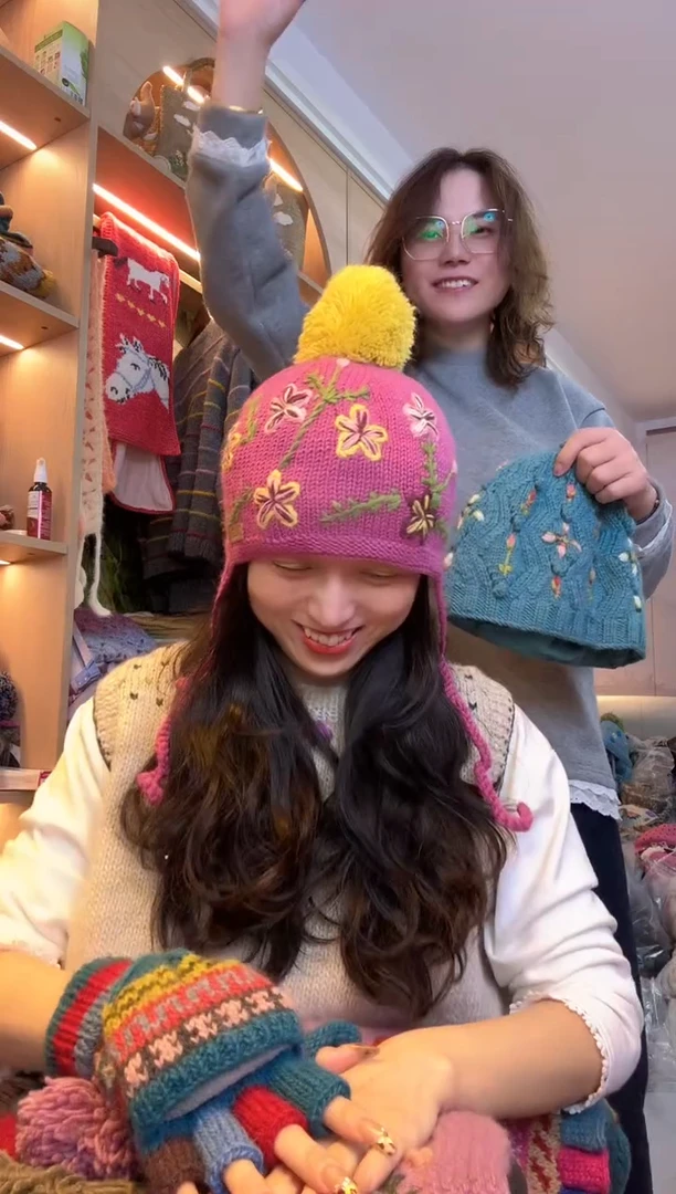 羊毛美利奴深粉色刺绣护耳帽