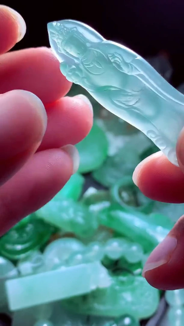 未镶嵌定制翡翠雨***?翡翠毛货定制