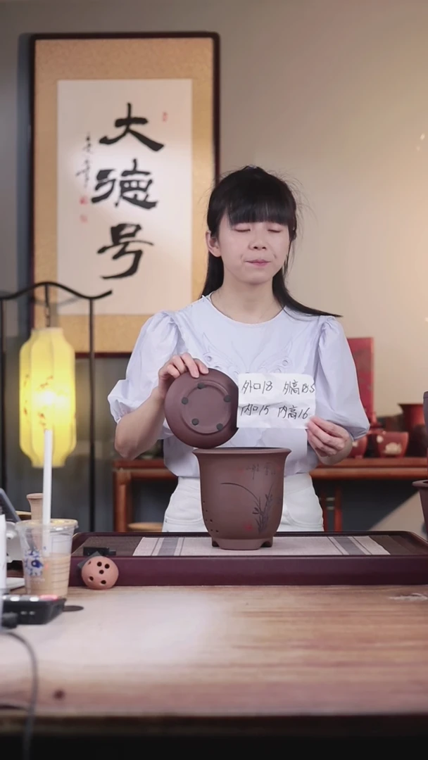 紫砂花盆紫泥刻绘小金钟一只带托