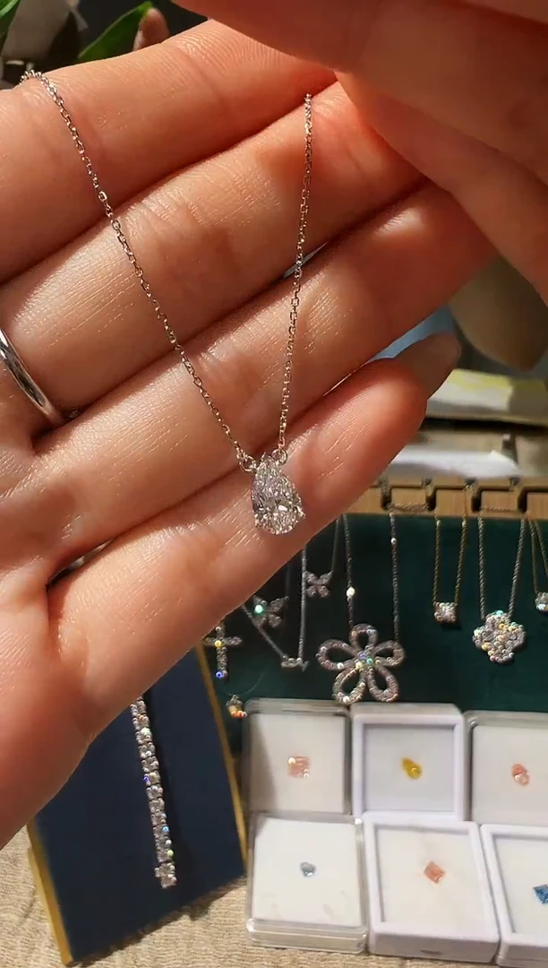 铂Pt950镶嵌颈饰合成钻石（****（1克拉水滴吊坠