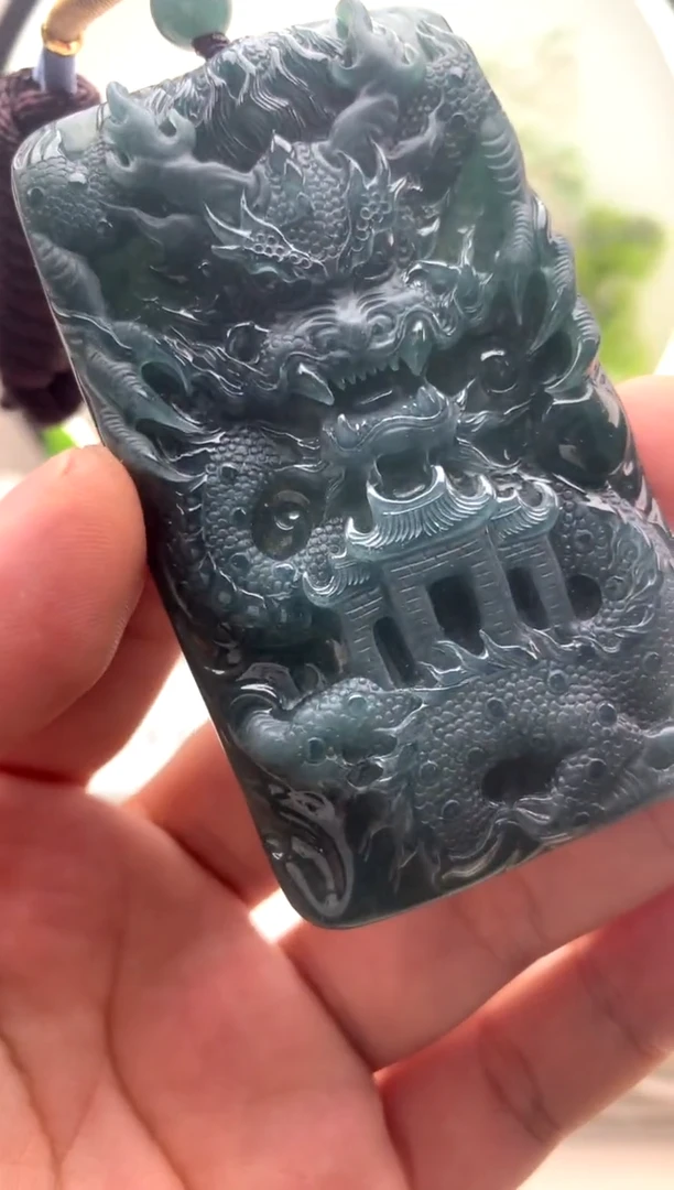 颈饰未镶嵌翡翠龙牌