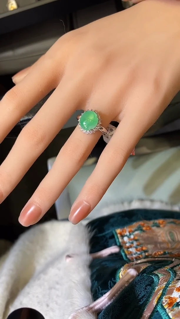 18K金镶嵌戒指翡翠戒指