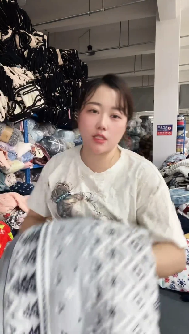 混纺主播手上展示的产品