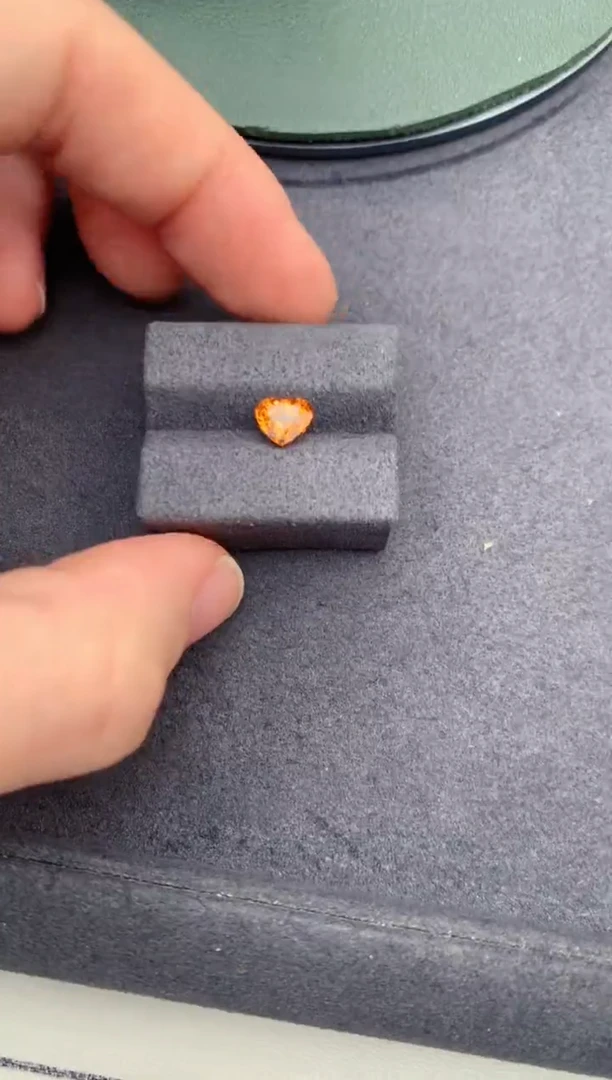 石榴石（芬达石）裸石未镶嵌1.3ct芬达  DB